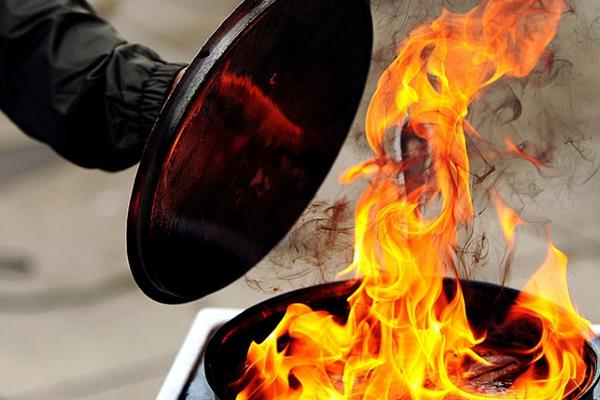 Éteindre une friteuse en feu en toute sécurité.